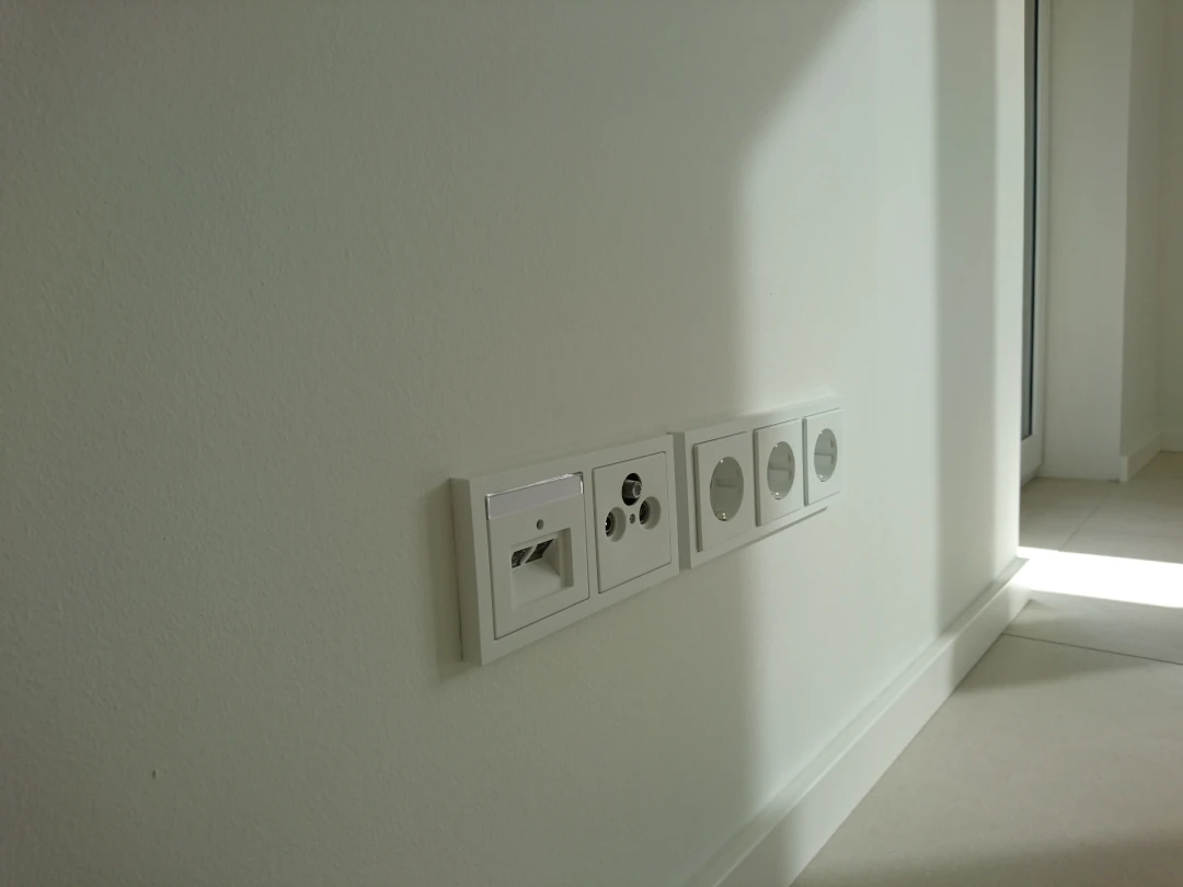 Gniazda elektryczne — montaż osprzętu