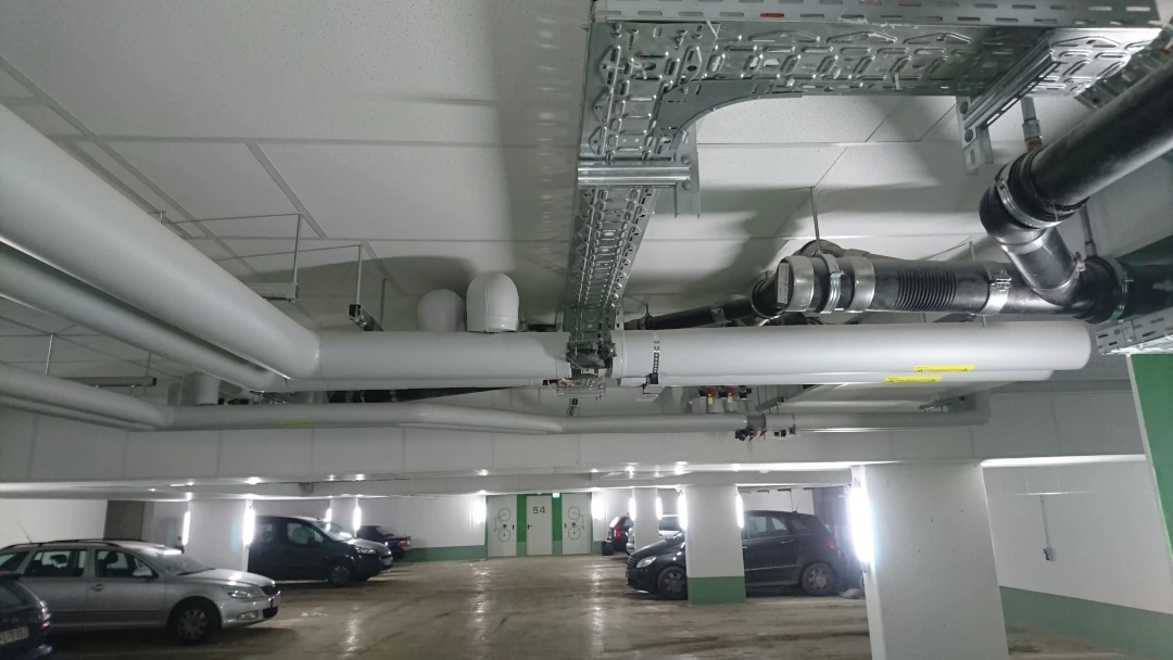 Rozdzielacz instalacji grzewczej przy ścianie — zawory, złączki i oznaczenia obwodów