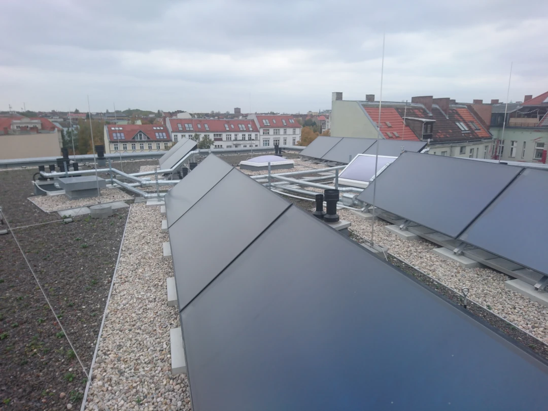 Zbliżenie na armaturę, złącza i fragmenty rurociągu instalacji grzewczej